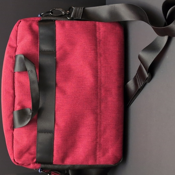 Targus Groove X Red Slip-Case Mac-book Case with Strap. - Picture 7 of 11